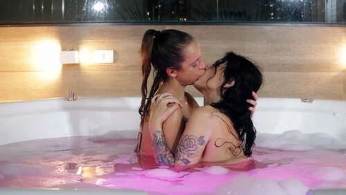 Venusss Fetish – Mia and Venus kissing in the bathtub 2160p - Cover