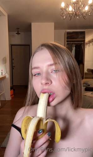 Lickmypic – 19 12 2021 2306100253 – Ur Banana 1768p - Cover