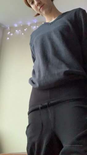 Aliceoncam - 28 01 2020 136621889 - You Never Know What S Under Someone S Baggy Dog Walking Clothes And 1920p - Cover