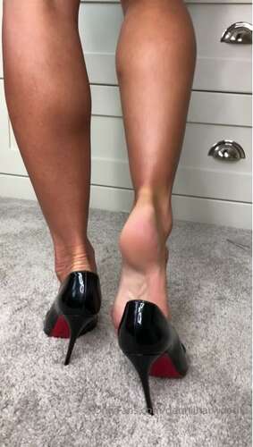 Danniiharwood – 16 08 2019 9719971 – Foot Friday – Shoot Day Pulling My Feet 720p - Cover