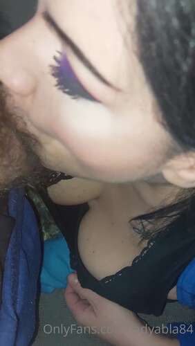 Ladyabla84 – 26 11 2022 2695841024 – Ero Tranquilla Sul Divano…E Arriva Lui E Mi Mette Il Cazzo In Bocca Quindi….Gli Svapo 1920p - Cover