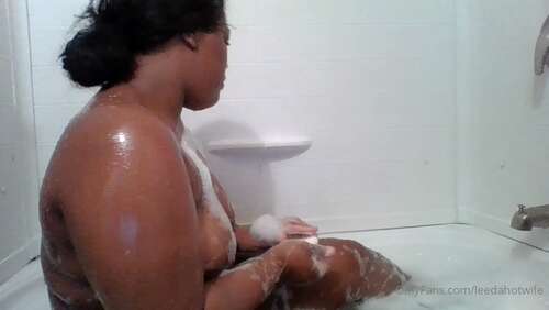 Leedahotwife – 12 04 2020 229749456 – Afternoon Bath Time 720p - Cover