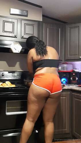 Leedahotwife – 17 04 2020 241081915 – Was Cooking Brunch But 2 Clients Came So Client 1920p - Cover