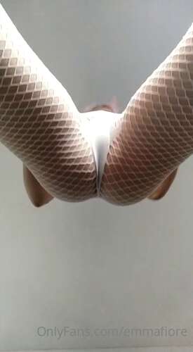 Emmafiore – 21 05 2021 2113914432 – Who Wants To Feel My Little Butt On Their Face Qui N Quiere Sentir Mi Culito En 640p - Cover