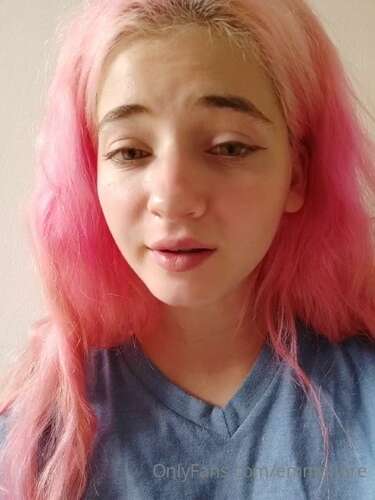 Emmafiore – 04 02 2022 2352680448 – Hii Im Feling Kinda Ill Since Yesterday. Srry For Not Upload As Much Content As A 640p - Cover