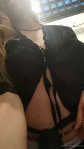 Evaveil – 13 04 2020 31516212 – Everything Is Better With A Good 1920p - Cover