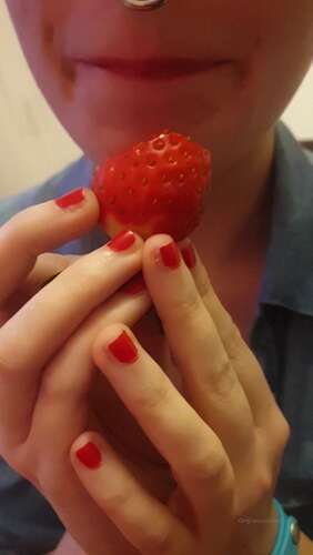 Erynrose – 07 04 2020 202665729 – Sexy Strawberry Eating I D Just Got To Willow S 1920p - Cover