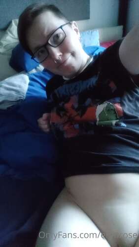 Erynrose – 19 01 2021 2007930632 – It Is Very Hard To Hold A Camera Well 1920p - Cover