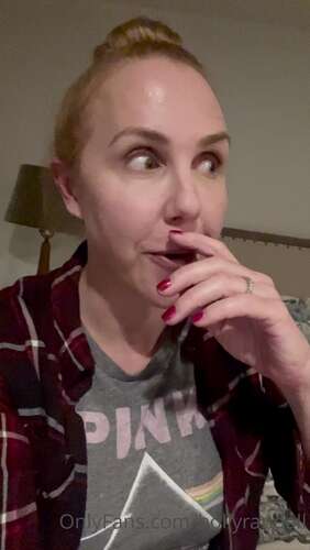 Hollyrandall – 31 12 2021 2316402883 – I Made It Home Safe 1920p - Cover