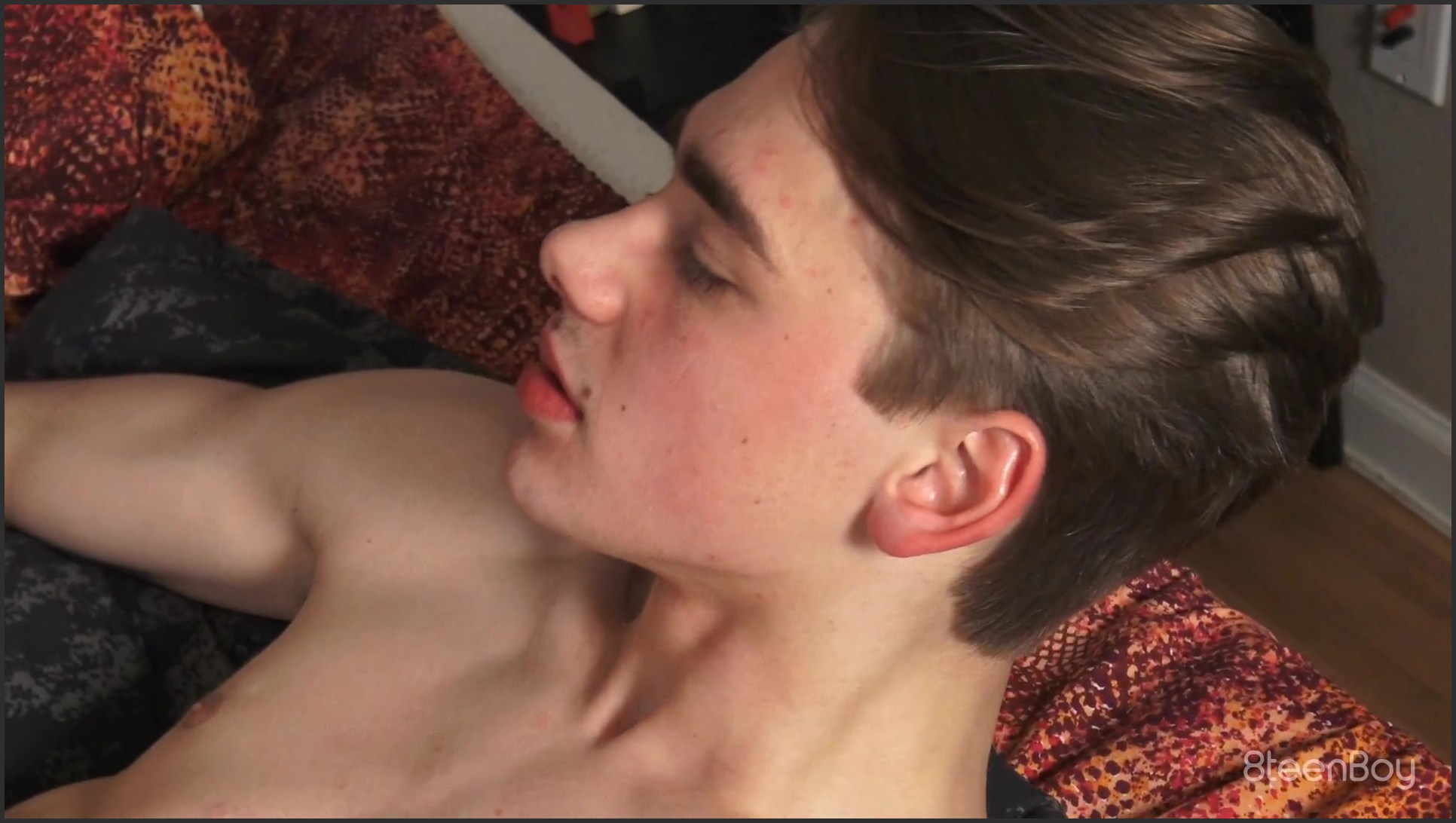 [8TeenBoy.com] Warm Welcome (Julian Bell, Paxton Ward) [1080p]