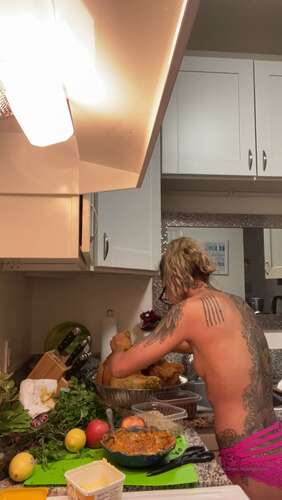 Kimberlychixxx – 11 12 2019 102565928 – Me Cooking My Turkey Topless 1920p - Cover