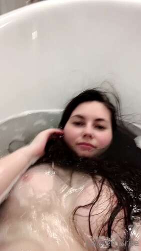 Laurenbrite – 08 02 2021 2027637967 – Hi My Lovely Aliens.. Bathtime 1280p - Cover
