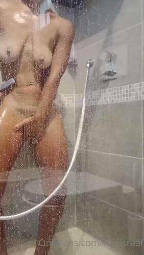 Fluoisreal – 30 09 2021 2232607087 – Come In The Shower With Me 1920p - Cover