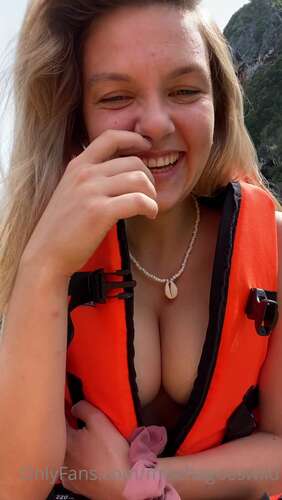 Mischagoeswild – 21 02 2023 2769511848 – Christmas Throwback 1920p - Cover