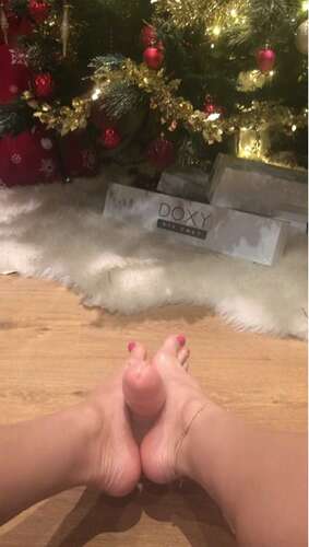 Rebeccamoreuk – 13 12 2018 17822838 – I Get A Lot Of Foot Fetish Worship Requests… So Here Is A Nice Oiled Up Sexy Feet… Fo 720p - Cover