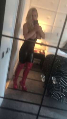 Rebeccamoreuk - 23 08 2018 12691487 - Redboot Suite Mirror Selfie 1280p - Cover