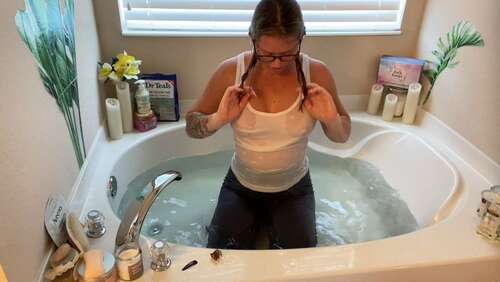 LauranVickers – Mommy Gets Wet in the Tub for Son 1080p - Cover