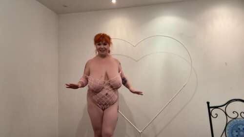 RoxanneMiller – Blowing balloons in fishnet 1080p - Cover