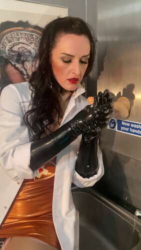 Vivienne lAmour – LATEX GLOVE TEASE IN THE MEDICAL SUITE 1280p - Cover