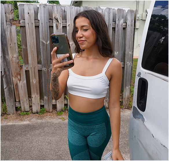 Amira Mae - Intrigued By A Dickpick FullHD 1080p/HD 720p