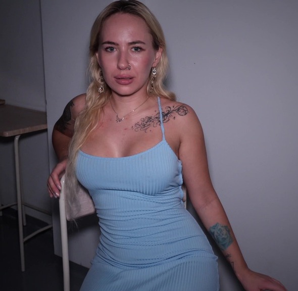 Bella Mur - He Took Me to a Dirty Garage and Fucked Me Like an Animal FullHD 1080p/HD 720p