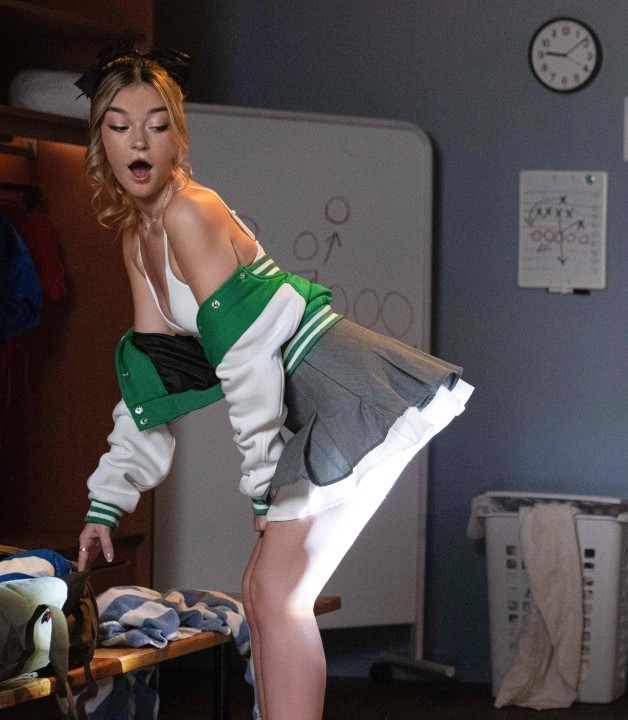 Della Cate, Ace Hardz - Streaming The Sneaky School Break-In,even once a security guard starts chasing them around the school. Turned on by the risk of being caught, these two are gonna find a place to hide and fuck, no matter how much effort it take